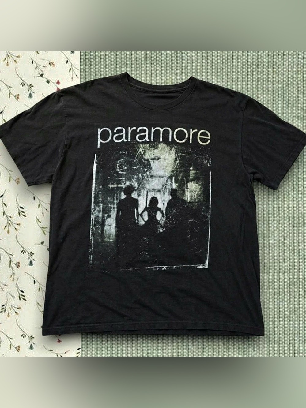 Gildan 5000 Paramore Graphic Tee in Black Like New